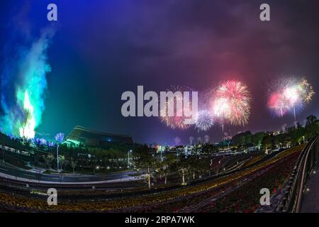 (190428) -- PEKING, 28. April 2019 -- Foto aufgenommen am 28. April 2019 zeigt Feuerwerk bei der Eröffnungszeremonie der Internationalen Gartenbauausstellung 2019 Peking im Bezirk Yanqing von Peking, der Hauptstadt Chinas. ) (EXPO 2019)CHINA-PEKING-GARTENBAU EXPO-OPENING (CN) SHENXBOHAN PUBLICATIONXNOTXINXCHN Stockfoto