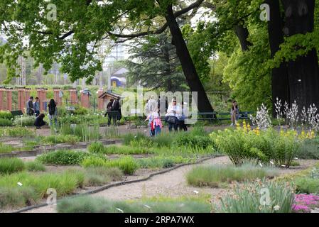 (190428) -- ZAGREB, 28. April 2019 (Xinhua) -- Menschen werden im Botanischen Garten in der Innenstadt von Zagreb, Hauptstadt Kroatiens, am 24. April 2019 gesehen. Der 1889 gegründete Botanische Garten in Zagreb mit einer Gesamtfläche von etwa fünf Hektar ist kostenlos für die Öffentlichkeit zugänglich und empfängt mehr als 100.000 Besuche pro Jahr. (Xinhua/Gao Lei) KROATIEN-ZAGREB-BOTANISCHER GARTEN PUBLICATIONxNOTxINxCHN Stockfoto