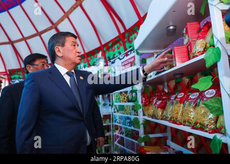 (190428) -- PEKING, 28. April 2019 -- der kirgisische Präsident Sooronbay Jeenbekov besucht den Kirgisischen Garten in der Internationalen Gartenbauzone der Internationalen Gartenbauausstellung 2019 Peking, in Peking, Hauptstadt Chinas, 28. April 2019. ) (EXPO 2019)CHINA-PEKING-GARTENBAU EXPO-KIRGISISTAN GARDEN-JEENBEKOV-VISIT (CN) ZHANGXYUWEI PUBLICATIONXNOTXINXCHN Stockfoto