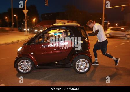 (190428) -- ZAGREB, 28. April 2019 -- Tomislav Lubenjak schiebt ein Auto, um einen Guinness-Weltrekord in Zagreb, Kroatien, am 27. April 2019 zu brechen. Lubenjak startete am Samstag um 15 Uhr und hielt am Sonntag um etwa 14:20 Uhr an, nachdem er das Smart Car mit einem Fahrer 106,938 Kilometer lang im Inneren geschoben hatte. ) KROATIEN-ZAGREB-GUINNESS WELTREKORDWAGEN, DER MATIJAXHABLJAK PUBLICATIONXNOTXINXCHN SCHIEBT Stockfoto