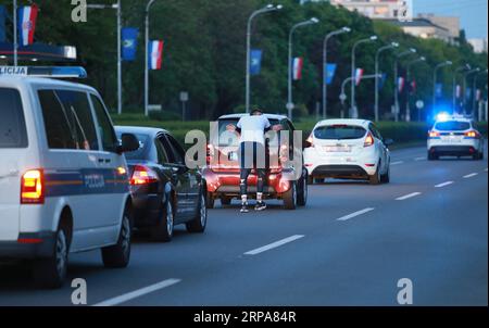 (190428) -- ZAGREB, 28. April 2019 -- Tomislav Lubenjak schiebt ein Auto, um einen Guinness-Weltrekord in Zagreb, Kroatien, am 27. April 2019 zu brechen. Lubenjak startete am Samstag um 15 Uhr und hielt am Sonntag um etwa 14:20 Uhr an, nachdem er das Smart Car mit einem Fahrer 106,938 Kilometer lang im Inneren geschoben hatte. ) KROATIEN-ZAGREB-GUINNESS WELTREKORDWAGEN, DER MATIJAXHABLJAK PUBLICATIONXNOTXINXCHN SCHIEBT Stockfoto
