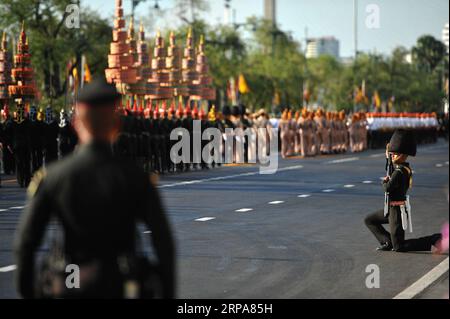 (190429) -- PEKING, 29. April 2019 -- Soldaten der thailändischen Kaisergarde nehmen an einer Probe der bevorstehenden königlichen Krönungszeremonien in Bangkok, Thailand, 28. April 2019, Teil. ) XINHUA-FOTOS DES TAGES RachenxSageamsak PUBLICATIONxNOTxINxCHN Stockfoto