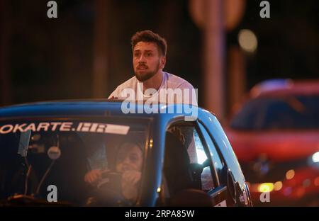 (190428) -- ZAGREB, 28. April 2019 -- Tomislav Lubenjak schiebt ein Auto, um einen Guinness-Weltrekord in Zagreb, Kroatien, am 27. April 2019 zu brechen. Lubenjak startete am Samstag um 15 Uhr und hielt am Sonntag um etwa 14:20 Uhr an, nachdem er das Smart Car mit einem Fahrer 106,938 Kilometer lang im Inneren geschoben hatte. ) KROATIEN-ZAGREB-GUINNESS WELTREKORDWAGEN, DER MATIJAXHABLJAK PUBLICATIONXNOTXINXCHN SCHIEBT Stockfoto