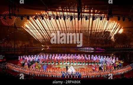 (190429) -- PEKING, 29. April 2019 -- Feuerwerk explodiert bei der Eröffnungszeremonie der Internationalen Gartenbauausstellung 2019 Peking im Bezirk Yanqing von Peking, Hauptstadt von China, 28. April 2019. ) XINHUA FOTOS DES TAGES ShenxHong PUBLICATIONxNOTxINxCHN Stockfoto