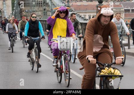 (190429) -- BUDAPEST, 29. April 2019 -- Menschen nehmen an der I Bike Budapest Veranstaltung Teil, um Fahrrad als Alltagsverkehr in Budapest, Ungarn, 28. April 2019 zu fördern. ) UNGARN-BUDAPEST-BIKE AttilaxVolgyi PUBLICATIONxNOTxINxCHN Stockfoto