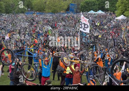 (190429) -- BUDAPEST, 29. April 2019 -- Menschen nehmen an der I Bike Budapest Veranstaltung Teil, um Fahrrad als Alltagsverkehr in Budapest, Ungarn, 28. April 2019 zu fördern. ) UNGARN-BUDAPEST-BIKE AttilaxVolgyi PUBLICATIONxNOTxINxCHN Stockfoto