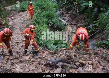 (190430) -- QINGYUAN, 30. April 2019 (Xinhua) -- Rettungskräfte arbeiten am Unfallort in der Stadt Qingyuan, südchinesische Provinz Guangdong, 30. April 2019. Vier Menschen wurden als tot bestätigt und zwei blieben verschollen, nachdem eine Überschwemmung am Montagabend ein Dorf in Guangdong getroffen hatte, sagten die lokalen Behörden am Dienstag. Ein Holzschuppen wurde durch einen Erdrutsch begraben, nachdem eine durch den Regen ausgelöste Überschwemmung das Dorf Niujiao in der Gemeinde Jitian, Lianshan Zhuang und Yao Autonomous County in der Stadt Qingyuan am Montag gegen 21:00 Uhr getroffen hatte, so das Notfallmanagement der Stadt. Nach Erhalt der Unfallmeldung, der Cou Stockfoto