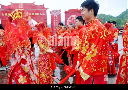 (190430) -- SHANGRAO, 30. April 2019 (Xinhua) -- Paare nehmen an einer kollektiven Hochzeitszeremonie in der Stadt Dexing, ostchinesische Provinz Jiangxi, 30. April 2019 Teil. Am Dienstag fand hier eine kollektive Hochzeitszeremonie statt, an der 70 Paare, sowohl frisch verheiratete als auch ältere Paare, teilnahmen und Sparsamkeit forderten. (Xinhua/Zhuo Zhongwei) CHINA-JIANGXI-DEXING-COLLECTIVE WEDDING CEREMONY (CN) PUBLICATIONxNOTxINxCHN Stockfoto