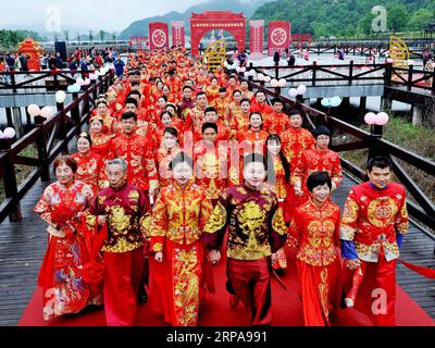 (190430) -- SHANGRAO, 30. April 2019 (Xinhua) -- Paare spazieren auf dem roten Teppich während der kollektiven Hochzeitszeremonie in der Stadt Dexing, ostchinesische Provinz Jiangxi, 30. April 2019. Am Dienstag fand hier eine kollektive Hochzeitszeremonie statt, an der 70 Paare, sowohl frisch verheiratete als auch ältere Paare, teilnahmen und Sparsamkeit forderten. (Xinhua/Zhuo Zhongwei) CHINA-JIANGXI-DEXING-COLLECTIVE WEDDING CEREMONY (CN) PUBLICATIONxNOTxINxCHN Stockfoto