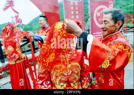 (190430) -- SHANGRAO, 30. April 2019 (Xinhua) -- Ein älteres Paar, dessen Ehe seit 50 Jahren andauert, nimmt an einer kollektiven Hochzeitszeremonie in der Stadt Dexing, ostchinesische Provinz Jiangxi, am 30. April 2019 Teil. Am Dienstag fand hier eine kollektive Hochzeitszeremonie statt, an der 70 Paare, sowohl frisch verheiratete als auch ältere Paare, teilnahmen und Sparsamkeit forderten. (Xinhua/Zhuo Zhongwei) CHINA-JIANGXI-DEXING-COLLECTIVE WEDDING CEREMONY (CN) PUBLICATIONxNOTxINxCHN Stockfoto