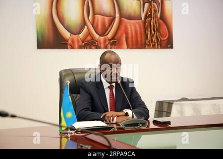 (190430) -- KIGALI, 30. April 2019 (Xinhua) -- der ruandische Außenminister Richard Sezibera spricht bei einem Pressebriefing in Kigali, der Hauptstadt Ruandas, am 30. April 2019. Ruanda hat Callixte Nsabimana alias Sankara verhaftet, der sich als Chef der ruandischen Rebellengruppe National Liberation Force (NLF) behauptet, sagte Richard Sezibera hier am Dienstag. NLF ist ein militärischer Flügel einer ruandischen Oppositionspartei, der ruandischen Bewegung für demokratischen Wandel unter der Leitung des ruandischen Dissidenten Paul Rusesabagina, der als Manager des Hotel des Mille Collines für den Schutz der Menschen während des ruandischen Völkermords 1994 bekannt ist. (Xinhua/Lyu Stockfoto