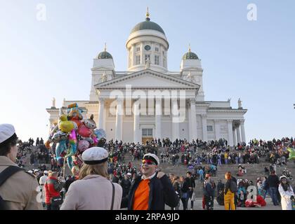 (190430) -- HELSINKI, 30. April 2019 (Xinhua) -- Menschen, die ihre Studentenkappen tragen, feiern am 30. April 2019 auf dem Senatsplatz im Zentrum von Helsinki, Finnland, den Vorabend des Maitages. Havis Amanda, eine bedeutende Bronzestatue von Helsinki, wurde am Vorabend des Maitags mit einer Studentenkappe gekrönt. (Xinhua/Li Jizhi) FINNLAND-HELSINKI-MAI-FEIERTAG PUBLICATIONxNOTxINxCHN Stockfoto