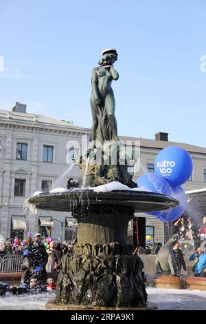(190430) - HELSINKI, 30. April 2019 (Xinhua) -- die Statue von Havis Amanda wird am 30. April 2019 in Helsinki, Finnland, mit einer Studentenkappe gesehen. Havis Amanda, eine bedeutende Bronzestatue von Helsinki, wurde am Vorabend des Maitags mit einer Studentenkappe gekrönt. (Xinhua/Li Jizhi) FINNLAND-HELSINKI-MAI-FEIERTAG PUBLICATIONxNOTxINxCHN Stockfoto