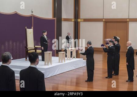 (190501) -- TOKIO, 1. Mai 2019 -- Japans neuer Kaiser Naruhito (C) nimmt am 1. Mai 2019 an einer Zeremonie für die Vererbung der kaiserlichen Regalien und Siegel im Kaiserpalast in Tokio, Japan, Teil. Der japanische Kaiser Naruhito erklärte am Mittwoch seine Thronfolge auf dem Chrysanthemen-Thron, um den Beginn einer neuen imperialen Ära in Japan zu markieren. HANDOUT DER IMPERIAL HOUSEHOLD AGENCY) (**NUR REDAKTIONELLE VERWENDUNG/KEIN VERKAUF/KEIN KOMMERZIELLER GEBRAUCH/KEINE ÄNDERUNG EINSCHLIESSLICH BESCHNITT/OBLIGATORISCHER KREDIT**) JAPAN-TOKIO-EMPEROR NARUHITO-INTHRONEMENT POOL PUBLICATIONXNOTXINXCHN Stockfoto