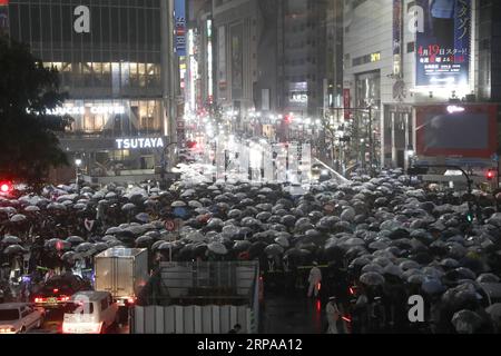 (190501) -- TOKIO, 1. Mai 2019 (Xinhua) -- Menschen mit Sonnenschirmen feiern die Reiwa-Ära auf der Shibuya-Überfahrt in Tokio, Japan, 1. Mai 2019. Mit dem Ende der drei Jahrzehnte langen Heisei-Ära begann Japan am 1. Mai seine neue Reiwa-Ära. Eine Reihe von Individuen, Städten und Präfekturen feierten auf verschiedene Weise in ganz Japan, um die neue Reiwa-Ära einzuleiten. (Xinhua/du Xiaoyi) JAPAN-TOKIO-REIWA ERA PUBLICATIONxNOTxINxCHN Stockfoto