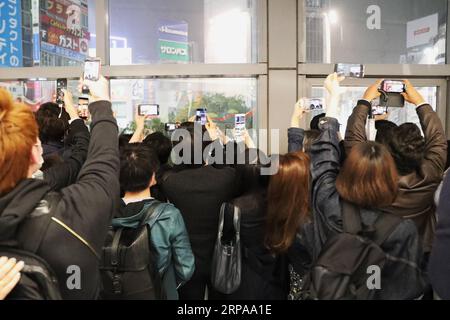 (190501) -- TOKIO, 1. Mai 2019 (Xinhua) -- Menschen machen um Mitternacht in der Nähe der Shibuya-Kreuzung Fotos, um das Aufkommen der Reiwa-Ära in Tokio, Japan, 1. Mai 2019 zu feiern. Mit dem Ende der drei Jahrzehnte langen Heisei-Ära begann Japan am 1. Mai seine neue Reiwa-Ära. Eine Reihe von Individuen, Städten und Präfekturen feierten auf verschiedene Weise in ganz Japan, um die neue Reiwa-Ära einzuleiten. (Xinhua/du Xiaoyi) JAPAN-TOKIO-REIWA ERA PUBLICATIONxNOTxINxCHN Stockfoto