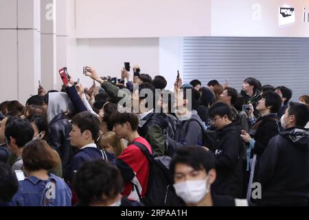 (190501) -- TOKIO, 1. Mai 2019 (Xinhua) -- Menschen machen um Mitternacht in der Nähe der Shibuya-Kreuzung Fotos, um das Aufkommen der Reiwa-Ära in Tokio, Japan, 1. Mai 2019 zu feiern. Mit dem Ende der drei Jahrzehnte langen Heisei-Ära begann Japan am 1. Mai seine neue Reiwa-Ära. Eine Reihe von Individuen, Städten und Präfekturen feierten auf verschiedene Weise in ganz Japan, um die neue Reiwa-Ära einzuleiten. (Xinhua/du Xiaoyi) JAPAN-TOKIO-REIWA ERA PUBLICATIONxNOTxINxCHN Stockfoto