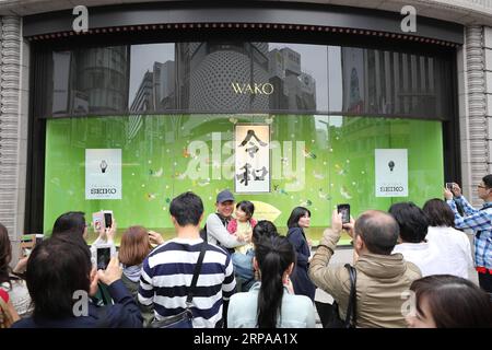 (190501) -- TOKIO, 1. Mai 2019 (Xinhua) -- Menschen machen Fotos von Kalligraphie Reiwa in Ginza von Tokio, Japan, 1. Mai 2019. Mit dem Ende der drei Jahrzehnte langen Heisei-Ära begann Japan am 1. Mai seine neue Reiwa-Ära. Eine Reihe von Individuen, Städten und Präfekturen feierten auf verschiedene Weise in ganz Japan, um die neue Reiwa-Ära einzuleiten. (Xinhua/du Xiaoyi) JAPAN-TOKIO-REIWA ERA PUBLICATIONxNOTxINxCHN Stockfoto