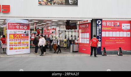 (190501) -- TOKIO, 1. Mai 2019 (Xinhua) -- Ein Geschäft veranstaltet eine Promotion zur Reiwa-Ära in Yurakucho von Tokio, Japan, 1. Mai 2019. Mit dem Ende der drei Jahrzehnte langen Heisei-Ära begann Japan am 1. Mai seine neue Reiwa-Ära. Eine Reihe von Individuen, Städten und Präfekturen feierten auf verschiedene Weise in ganz Japan, um die neue Reiwa-Ära einzuleiten. (Xinhua/du Xiaoyi) JAPAN-TOKIO-REIWA ERA PUBLICATIONxNOTxINxCHN Stockfoto