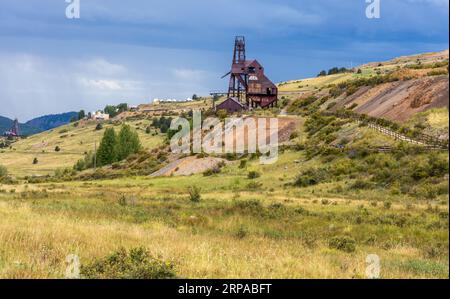 Alte verlassene Goldmine in den Rocky Mountains von Colorado in der Nähe der Stadt Victor Stockfoto