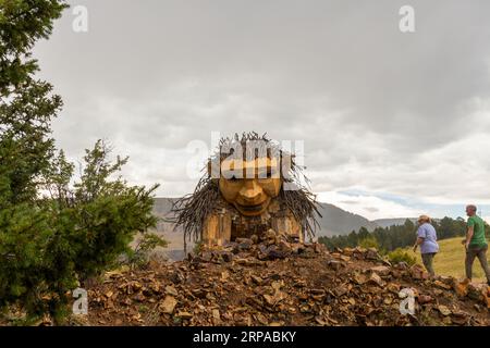 Victor, Colorado - 27. August 2023: Thomas Dambos Skulptur „Rita, the Rock Planter“ auf dem Aussichtspunkt des Little Grouse Mountain in der Nähe von Victor, Col Stockfoto