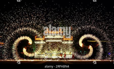 (190503) -- ZAOZHUANG, 3. Mai 2019 (Xinhua) -- die Künstler sprühen geschmolzenes Eisen, um die Besucher während des Maifeiertags in der antiken Stadt Taierzhuang in der Stadt Zaozhuang, der ostchinesischen Provinz Shandong, am 2. Mai 2019 zu unterhalten. (Xinhua/Sun Zhongzhe) CHINA-SHANDONG-MAI-FEIERTAG-EISENFEUERWERK (CN) PUBLICATIONxNOTxINxCHN Stockfoto