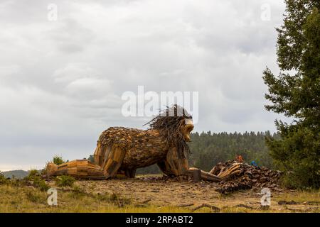 Victor, Colorado - 27. August 2023: Thomas Dambos Skulptur „Rita, the Rock Planter“ auf dem Aussichtspunkt des Little Grouse Mountain in der Nähe von Victor, Col Stockfoto