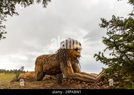 Victor, Colorado - 27. August 2023: Thomas Dambos Skulptur „Rita, the Rock Planter“ auf dem Aussichtspunkt des Little Grouse Mountain in der Nähe von Victor, Col Stockfoto