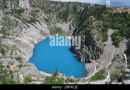 (190504) -- PEKING, 4. Mai 2019 -- Foto aufgenommen am 2. Mai 2019 zeigt den Blauen See in der Nähe von Imotski, Kroatien. Der Karstsee in Südkroatien liegt in einem tiefen Senkenloch und hat sich diese Woche aufgrund von starken Regenfällen und plötzlichem unterirdischen Wasserfluss in eine seltene blaue Farbe verwandelt. ) XINHUA FOTOS DES TAGES IvoxCagalj PUBLICATIONxNOTxINxCHN Stockfoto