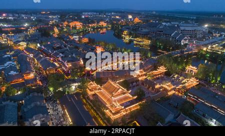 (190504) -- PEKING, 4. Mai 2019 (Xinhua) -- Luftaufnahme, aufgenommen am 2. Mai 2019, zeigt den nächtlichen Blick auf die antike Stadt Taierzhuang in Zaozhuang, der ostchinesischen Provinz Shandong. (Xinhua/Gao Qimin) XINHUA FOTOS DES TAGES PUBLICATIONxNOTxINxCHN Stockfoto