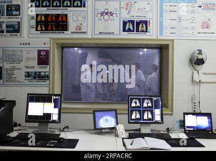 (190504) -- WUHAN, 4. Mai 2019 (Xinhua) -- Zhou Xin (1. L) diskutiert mit seinen Kollegen über den Fortschritt des Experiments am Wuhan Institute of Physics and Mathematics of Chinese Academy of Sciences in Wuhan, Hauptstadt der zentralchinesischen Provinz Hubei, 18. April 2019. Professor Zhou Xin ist stellvertretender Direktor des Wuhan Institute of Physics and Mathematics der Chinesischen Akademie der Wissenschaften, des State Key Laboratory of Magnetic Resonance and Atomic and Molecular Physics und des National Center for Magnetic Resonance in Wuhan. Er interessiert sich für Ultraschall-Magnetresonanztomographie (MRT) Stockfoto