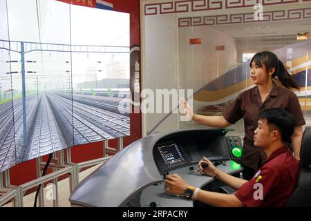 (190504) -- PEKING, 4. Mai 2019 (Xinhua) -- Studenten üben die Konsole für Chinas Hochgeschwindigkeitszug CRH380B Fahrsimulationssystem am Luban Workshop in Phra Nakhon Si Ayutthaya Technical College in Ayutthaya, Thailand, 20. Februar 2019. (Xinhua/Yang Zhou) Xinhua-Schlagzeilen: Wie Berufsschulen die Fähigkeiten der Gürtel- und Straßenbaupartner verbessern PUBLICATIONxNOTxINxCHN Stockfoto