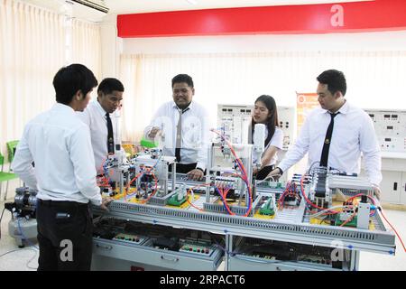 (190504) -- PEKING, 4. Mai 2019 (Xinhua) -- Studenten diskutieren auf dem Luban Workshop in Phra Nakhon Si Ayutthaya Technical College in Ayutthaya, Thailand, 20. Februar 2019. (Xinhua/Yang Zhou) Xinhua-Schlagzeilen: Wie Berufsschulen die Fähigkeiten der Gürtel- und Straßenbaupartner verbessern PUBLICATIONxNOTxINxCHN Stockfoto