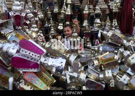 (190504) -- KAIRO, 4. Mai 2019 -- Ein Kind zeigt eine traditionelle Laterne auf einem lokalen Markt in Kairo, Ägypten, 3. Mai 2019. Vor dem muslimischen heiligen Monat Ramadan strömen Kunden auf Märkte in der ägyptischen Hauptstadt Kairo, um bunte Laternen zu kaufen, die auf Arabisch als Fanoos bekannt sind, eine Tradition, die seit Jahrhunderten von Ägyptern verfolgt wird. ) ÄGYPTEN-KAIRO-RAMADAN-FANOOS AhmedxGomaa PUBLICATIONxNOTxINxCHN Stockfoto