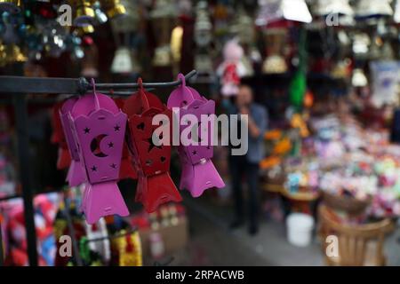 (190504) -- KAIRO, 4. Mai 2019 -- traditionelle Laternen werden auf einem lokalen Markt in Kairo, Ägypten, 3. Mai 2019 gesehen. Vor dem muslimischen heiligen Monat Ramadan strömen Kunden auf Märkte in der ägyptischen Hauptstadt Kairo, um bunte Laternen zu kaufen, die auf Arabisch als Fanoos bekannt sind, eine Tradition, die seit Jahrhunderten von Ägyptern verfolgt wird. ) ÄGYPTEN-KAIRO-RAMADAN-FANOOS AhmedxGomaa PUBLICATIONxNOTxINxCHN Stockfoto