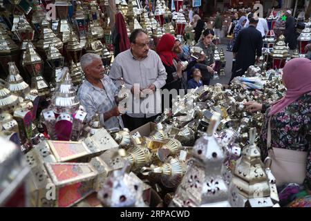 (190504) -- KAIRO, 4. Mai 2019 -- Ägypter wählen traditionelle Laternen auf einem lokalen Markt in Kairo, Ägypten, 3. Mai 2019. Vor dem muslimischen heiligen Monat Ramadan strömen Kunden auf Märkte in der ägyptischen Hauptstadt Kairo, um bunte Laternen zu kaufen, die auf Arabisch als Fanoos bekannt sind, eine Tradition, die seit Jahrhunderten von Ägyptern verfolgt wird. ) ÄGYPTEN-KAIRO-RAMADAN-FANOOS AhmedxGomaa PUBLICATIONxNOTxINxCHN Stockfoto