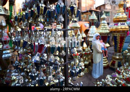 (190504) -- KAIRO, 4. Mai 2019 -- Ägypter wählen traditionelle Laternen auf einem lokalen Markt in Kairo, Ägypten, 3. Mai 2019. Vor dem muslimischen heiligen Monat Ramadan strömen Kunden auf Märkte in der ägyptischen Hauptstadt Kairo, um bunte Laternen zu kaufen, die auf Arabisch als Fanoos bekannt sind, eine Tradition, die seit Jahrhunderten von Ägyptern verfolgt wird. ) ÄGYPTEN-KAIRO-RAMADAN-FANOOS AhmedxGomaa PUBLICATIONxNOTxINxCHN Stockfoto