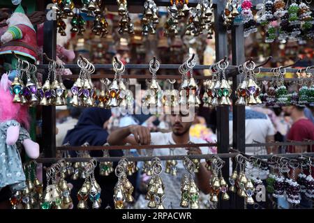 (190504) -- KAIRO, 4. Mai 2019 -- Ägypter wählen traditionelle Laternen auf einem lokalen Markt in Kairo, Ägypten, 3. Mai 2019. Vor dem muslimischen heiligen Monat Ramadan strömen Kunden auf Märkte in der ägyptischen Hauptstadt Kairo, um bunte Laternen zu kaufen, die auf Arabisch als Fanoos bekannt sind, eine Tradition, die seit Jahrhunderten von Ägyptern verfolgt wird. ) ÄGYPTEN-KAIRO-RAMADAN-FANOOS AhmedxGomaa PUBLICATIONxNOTxINxCHN Stockfoto