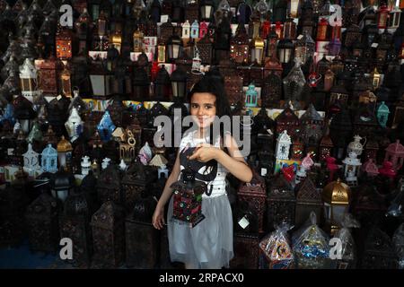 (190504) -- KAIRO, 4. Mai 2019 -- ein ägyptisches Mädchen zeigt eine traditionelle Laterne auf einem lokalen Markt in Kairo, Ägypten, 3. Mai 2019. Vor dem muslimischen heiligen Monat Ramadan strömen Kunden auf Märkte in der ägyptischen Hauptstadt Kairo, um bunte Laternen zu kaufen, die auf Arabisch als Fanoos bekannt sind, eine Tradition, die seit Jahrhunderten von Ägyptern verfolgt wird. ) ÄGYPTEN-KAIRO-RAMADAN-FANOOS AhmedxGomaa PUBLICATIONxNOTxINxCHN Stockfoto