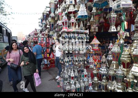 (190504) -- KAIRO, 4. Mai 2019 -- Ägypter wählen traditionelle Laternen auf einem lokalen Markt in Kairo, Ägypten, 3. Mai 2019. Vor dem muslimischen heiligen Monat Ramadan strömen Kunden auf Märkte in der ägyptischen Hauptstadt Kairo, um bunte Laternen zu kaufen, die auf Arabisch als Fanoos bekannt sind, eine Tradition, die seit Jahrhunderten von Ägyptern verfolgt wird. ) ÄGYPTEN-KAIRO-RAMADAN-FANOOS AhmedxGomaa PUBLICATIONxNOTxINxCHN Stockfoto