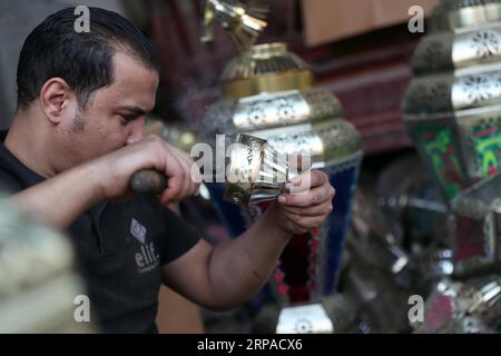 (190504) -- KAIRO, 4. Mai 2019 -- Ein Mann stellt eine traditionelle handgefertigte Laterne in seiner Werkstatt her?in Kairo, Ägypten, 3. Mai 2019. Vor dem muslimischen heiligen Monat Ramadan strömen Kunden auf Märkte in der ägyptischen Hauptstadt Kairo, um bunte Laternen zu kaufen, die auf Arabisch als Fanoos bekannt sind, eine Tradition, die seit Jahrhunderten von Ägyptern verfolgt wird. ) ÄGYPTEN-KAIRO-RAMADAN-FANOOS AhmedxGomaa PUBLICATIONxNOTxINxCHN Stockfoto