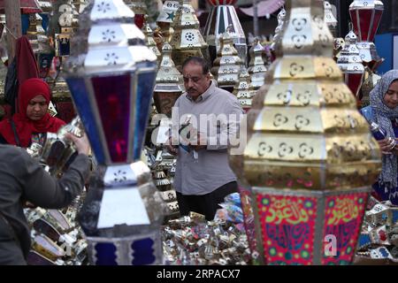 (190504) -- KAIRO, 4. Mai 2019 -- Ägypter wählen traditionelle Laternen auf einem lokalen Markt in Kairo, Ägypten, 3. Mai 2019. Vor dem muslimischen heiligen Monat Ramadan strömen Kunden auf Märkte in der ägyptischen Hauptstadt Kairo, um bunte Laternen zu kaufen, die auf Arabisch als Fanoos bekannt sind, eine Tradition, die seit Jahrhunderten von Ägyptern verfolgt wird. ) ÄGYPTEN-KAIRO-RAMADAN-FANOOS AhmedxGomaa PUBLICATIONxNOTxINxCHN Stockfoto