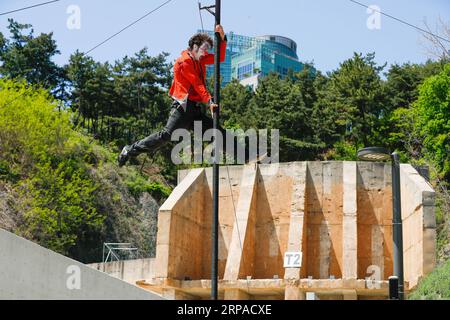 (190504) -- SEOUL, 4. Mai 2019 (Xinhua) -- Ein südkoreanischer Künstler tritt bei einer Medienvorschau des Seoul Circus Festivals 2019 auf: Circus Cabaret in Seoul, Südkorea, 2. Mai 2019. Das Seoul Circus Festival 2019: Circus Cabaret findet vom 4. Bis 6. Mai in Seoul statt. Während der Veranstaltung werden 14 akrobatische Programme veranstaltet. (Xinhua/Wang Jingqiang) SÜDKOREA-SEOUL-CIRCUS CABARET PUBLICATIONxNOTxINxCHN Stockfoto
