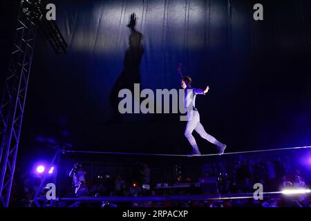 (190504) -- SEOUL, 4. Mai 2019 (Xinhua) -- Ein südkoreanischer Künstler tritt bei einer Medienvorschau des Seoul Circus Festivals 2019 auf: Circus Cabaret in Seoul, Südkorea, 2. Mai 2019. Das Seoul Circus Festival 2019: Circus Cabaret findet vom 4. Bis 6. Mai in Seoul statt. Während der Veranstaltung werden 14 akrobatische Programme veranstaltet. (Xinhua/Wang Jingqiang) SÜDKOREA-SEOUL-CIRCUS CABARET PUBLICATIONxNOTxINxCHN Stockfoto