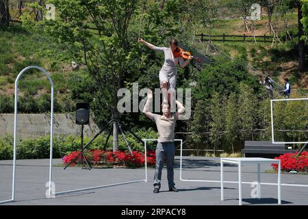 (190504) -- SEOUL, 4. Mai 2019 (Xinhua) -- Künstler aus Belgien treten bei einer Medienvorschau des Seoul Circus Festivals 2019 auf: Circus Cabaret in Seoul, Südkorea, 2. Mai 2019. Das Seoul Circus Festival 2019: Circus Cabaret findet vom 4. Bis 6. Mai in Seoul statt. Während der Veranstaltung werden 14 akrobatische Programme veranstaltet. (Xinhua/Wang Jingqiang) SÜDKOREA-SEOUL-CIRCUS CABARET PUBLICATIONxNOTxINxCHN Stockfoto