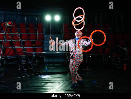 (190504) -- SEOUL, 4. Mai 2019 (Xinhua) -- Ein südkoreanischer Künstler tritt bei einer Medienvorschau des Seoul Circus Festivals 2019 auf: Circus Cabaret in Seoul, Südkorea, 2. Mai 2019. Das Seoul Circus Festival 2019: Circus Cabaret findet vom 4. Bis 6. Mai in Seoul statt. Während der Veranstaltung werden 14 akrobatische Programme veranstaltet. (Xinhua/Wang Jingqiang) SÜDKOREA-SEOUL-CIRCUS CABARET PUBLICATIONxNOTxINxCHN Stockfoto