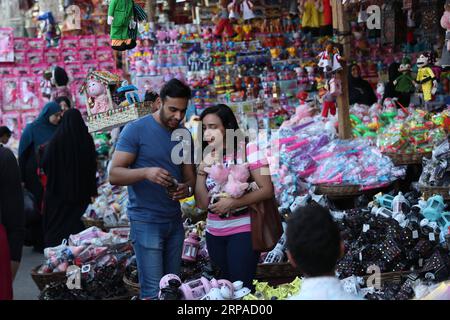 (190504) -- KAIRO, 4. Mai 2019 -- Ägypter wählen traditionelle Laternen auf einem lokalen Markt in Kairo, Ägypten, 3. Mai 2019. Vor dem muslimischen heiligen Monat Ramadan strömen Kunden auf Märkte in der ägyptischen Hauptstadt Kairo, um bunte Laternen zu kaufen, die auf Arabisch als Fanoos bekannt sind, eine Tradition, die seit Jahrhunderten von Ägyptern verfolgt wird. ) ÄGYPTEN-KAIRO-RAMADAN-FANOOS AhmedxGomaa PUBLICATIONxNOTxINxCHN Stockfoto