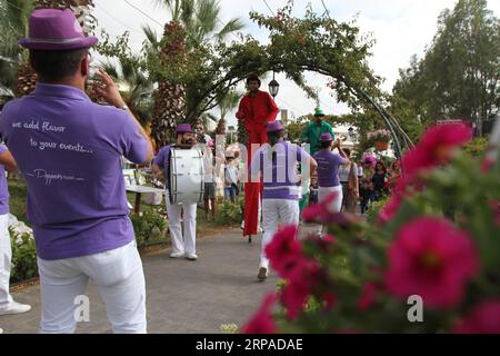 (190504) -- BATROUN (LIBANON), 4. Mai 2019 -- Eine Aufführung findet während des Frühlingsblumenfestivals in Batroun, Libanon, am 4. Mai 2019 statt. Batroun, die nördliche Stadt des Libanon, veranstaltete das Festival am Samstag, um den Tourismus zu fördern. ) LEBANON-BATROUN-FLOWER FESTIVAL Khalid PUBLICATIONxNOTxINxCHN Stockfoto