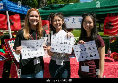 (190505) -- DALLAS, 5. Mai 2019 -- die Teilnehmer zeigen ihre chinesischen Kalligraphie-Werke während des Plano Asiafest, dem jährlichen Festival des asiatischen amerikanischen Erbes, in Plano, Texas, den Vereinigten Staaten, am 4. Mai. 2019. Tian Dan) U.S.-TEXAS-PLANO ASIAFEST DanxTian PUBLICATIONxNOTxINxCHN Stockfoto