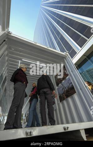 (190505) -- LOS ANGELES, 5. Mai 2019 -- Besucher werden während der Photoville 2019 im Annenberg Space for Photography in Los Angeles, USA, am 3. Mai 2019 gesehen. Photoville begann als kostenloses Outdoor-Fotofestival in der Nähe der Brooklyn Bridge in New York mit einem modularen Veranstaltungsort aus Versandcontainern. U.S.-LOS ANGELES-PHOTOVILLE-AUSSTELLUNG ZhaoxHanrong PUBLICATIONxNOTxINxCHN Stockfoto